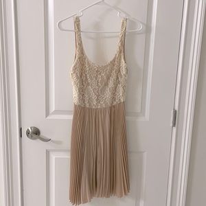 Brand Issi, size small